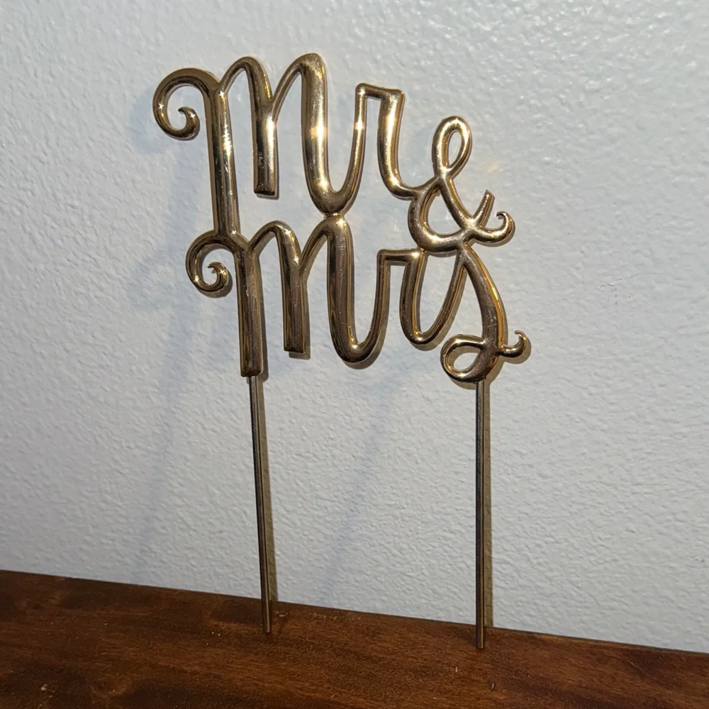 Gold 'Mr & Mrs' Wedding Cake Topper